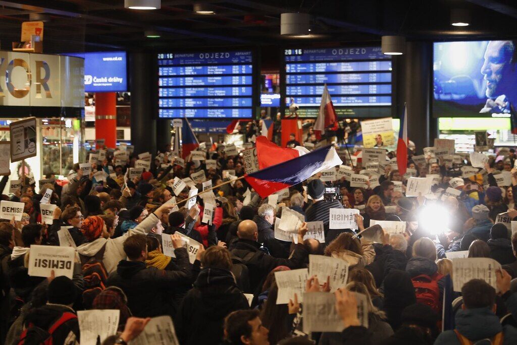 "С нас хватит!" Чехия "ударила" по премьеру многотысячными протестами. Фото и видео