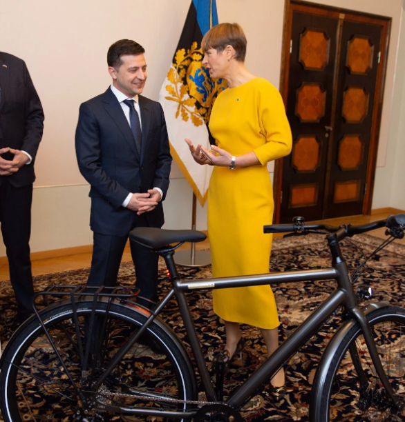 В Естонії сказали, навіщо подарували велосипед Зеленському