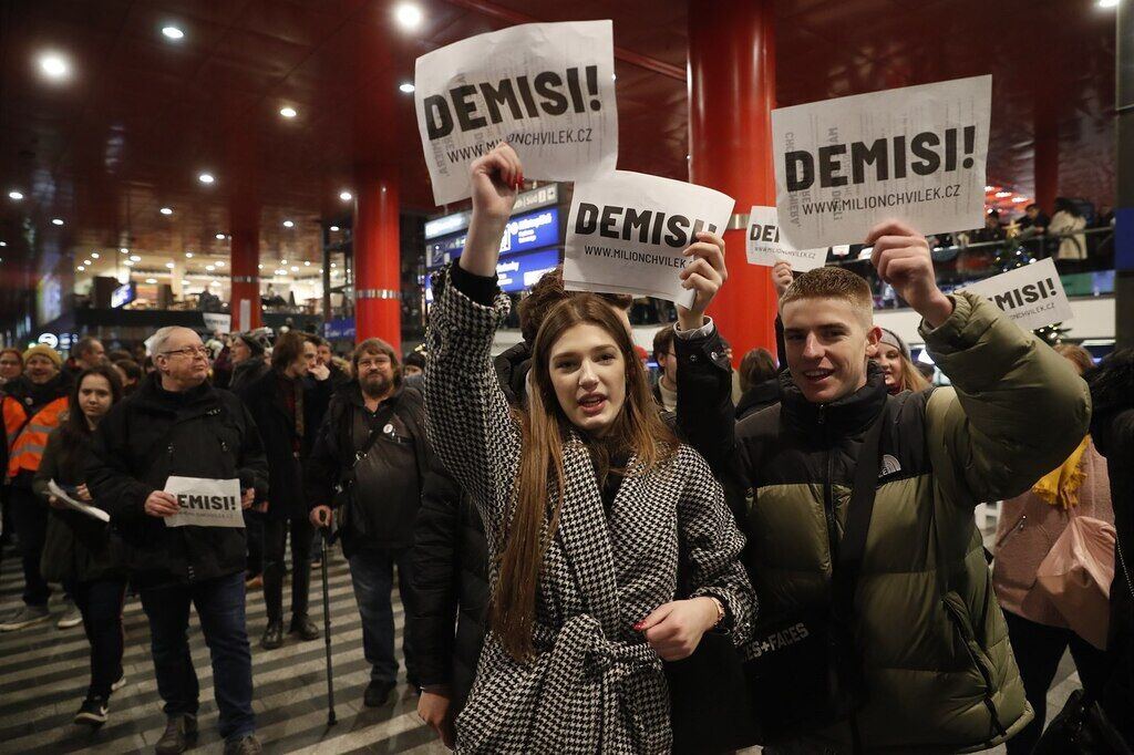 "С нас хватит!" Чехия "ударила" по премьеру многотысячными протестами. Фото и видео