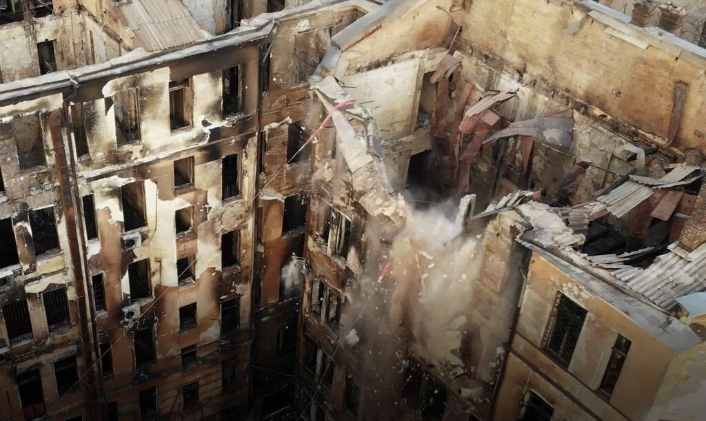 В Одессе обрушили часть стены сгоревшего колледжа