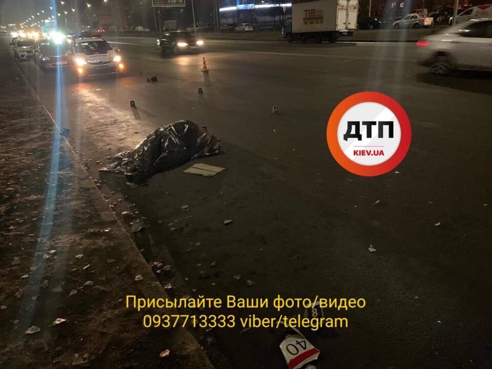 В Киеве мотоциклист сбил пешехода, который переходил дорогу в неположенном месте