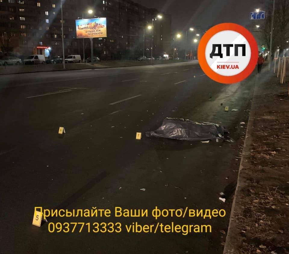 В результате аварии в Киеве мужчина пожилого возраста скончался на месте
