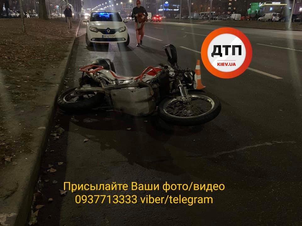 У Дарницькому районі Києва в ніч на 11 грудня трапилася смертельна ДТП за участю мотоцикліста і пішохода