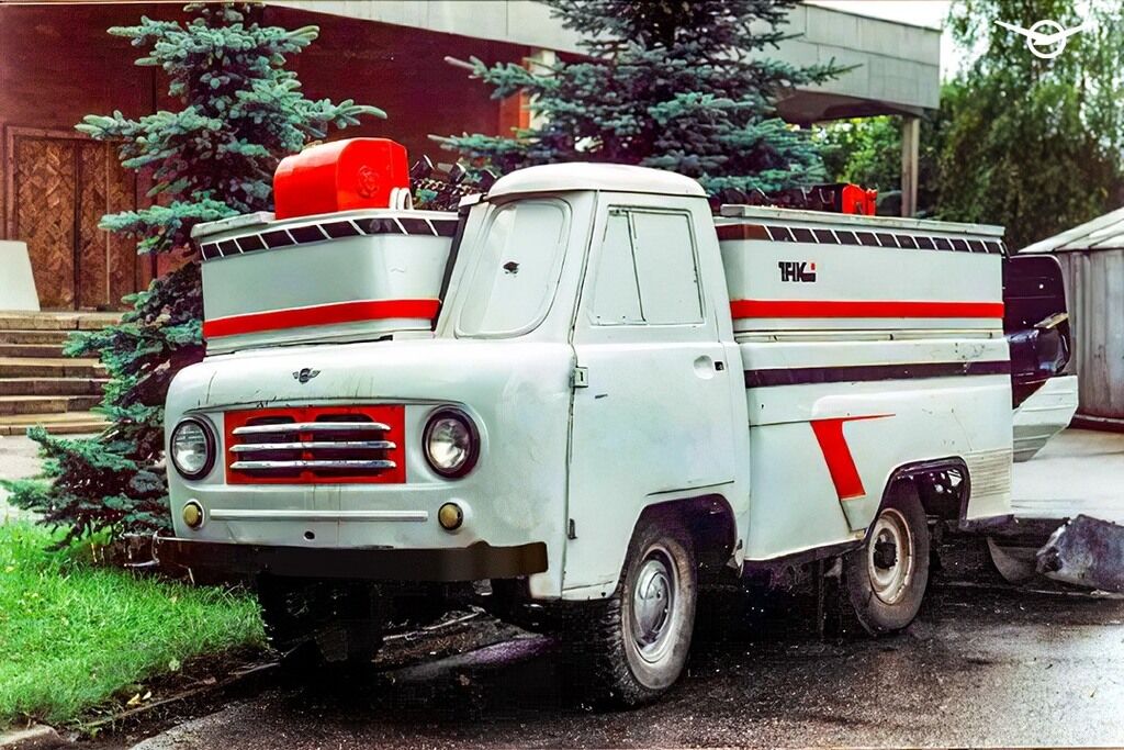 Ледозаливочный комбайн на шасси УАЗ 60-70-х годов