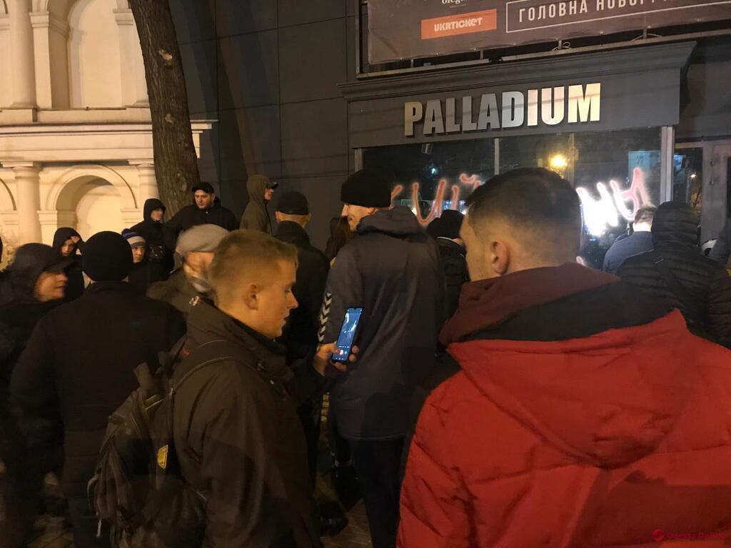 Активисты разгромили одесский клуб после скандального выступления российского рэпера в дни траура