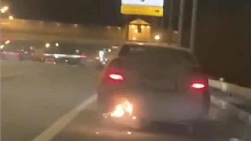 Mercedes, що палає, в Москві