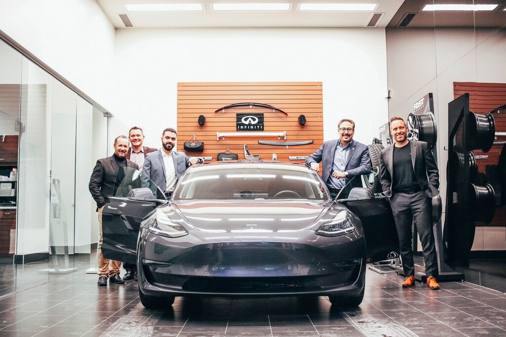 Дилер Infiniti купив для свого клієнта Tesla Model 3