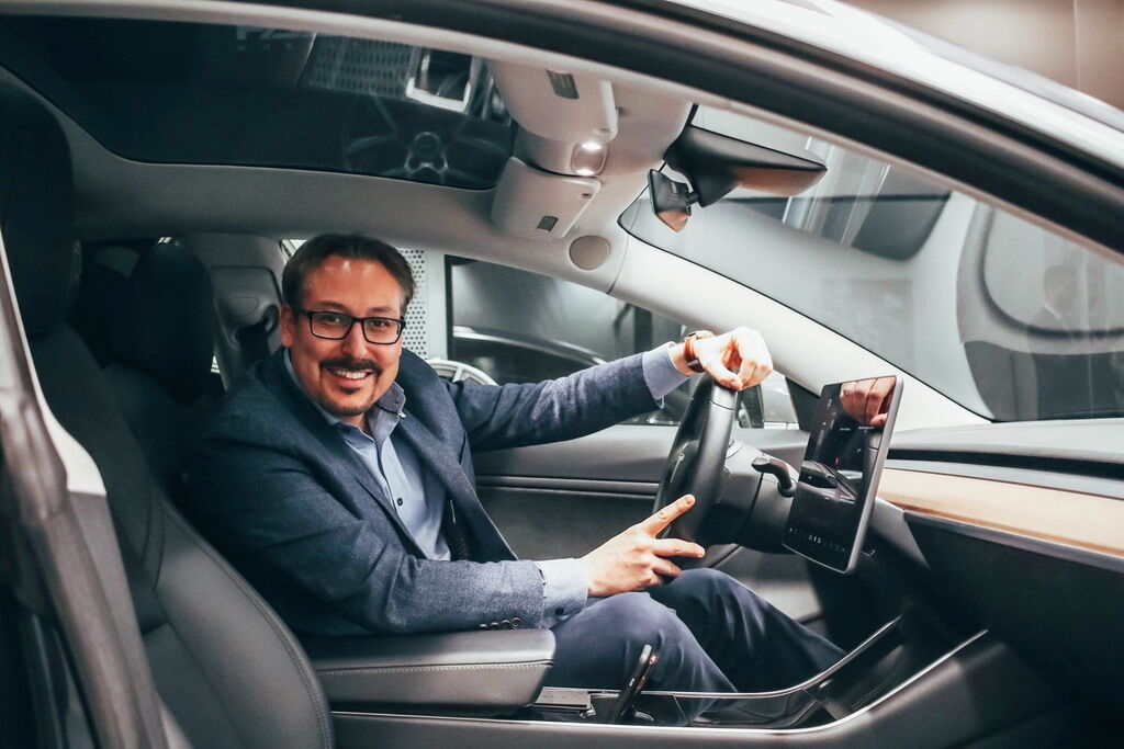 Дилер Infiniti купил для своего клиента Tesla Model 3