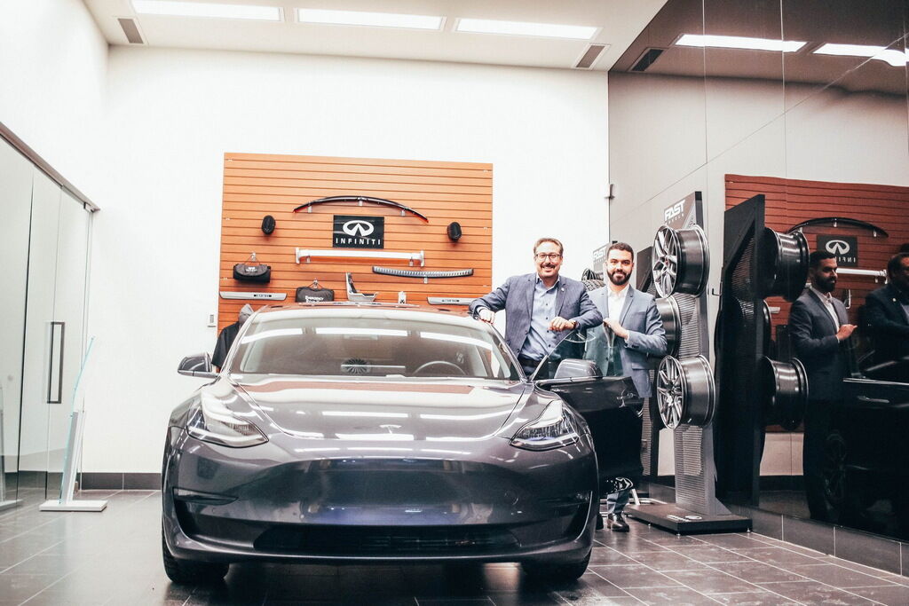 Дилер Infiniti купив для свого клієнта Tesla Model 3