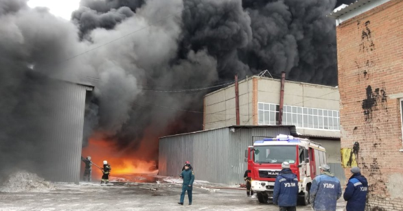 В Екатеринбурге загорелся завод