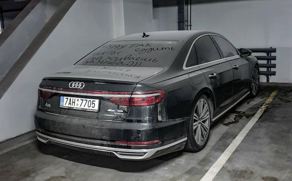 Покинута Audi A8 в Києві