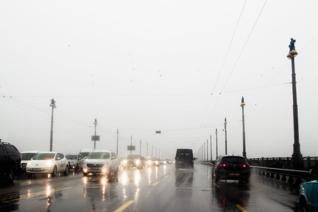 Через туман у Києві утворилися величезні затори