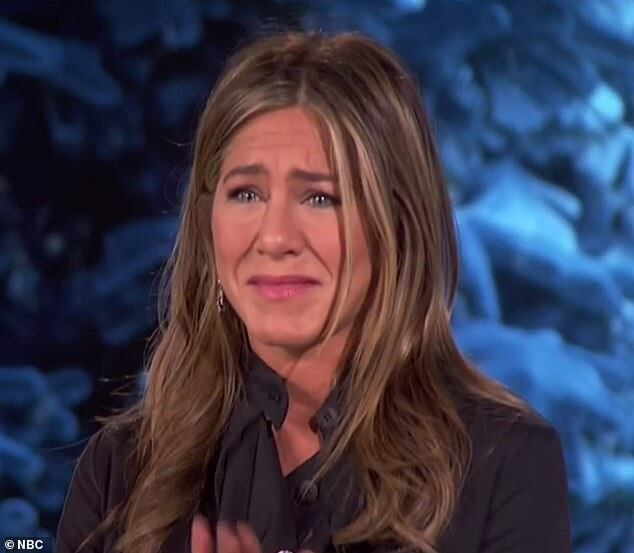 Дженніфер Еністон розплакалася в прямому ефірі