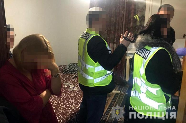 В Киеве 29-летняя женщина и 19-летний юноша заранее подбирали проституток