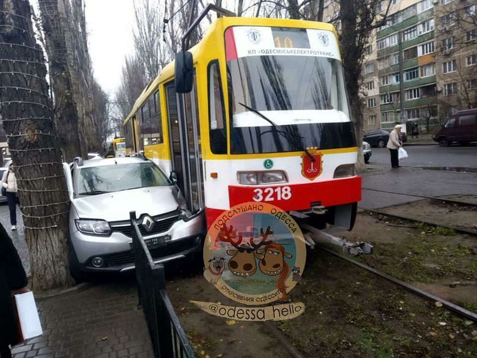 В Одесі трамвай суворо провчив автохама