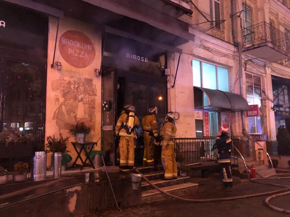 У центрі Києва у четвер ввечері, 12 грудня, спалахнула пожежа у відомій піцерії Mimosa Brooklyn Pizza