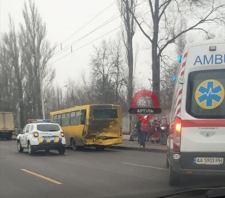 У Голосіївському районі Києва 13 грудня вантажівка в'їхала в маршрутку з пасажирами