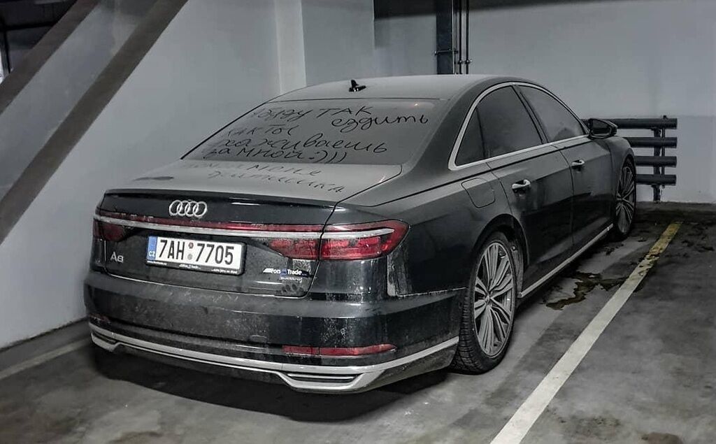Кинута Audi A8 в Києві
