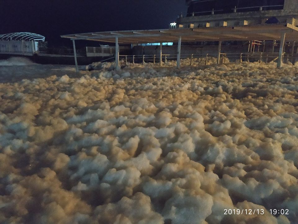 Пляжи “вспенились”: последствия шторма на побережье Одессы