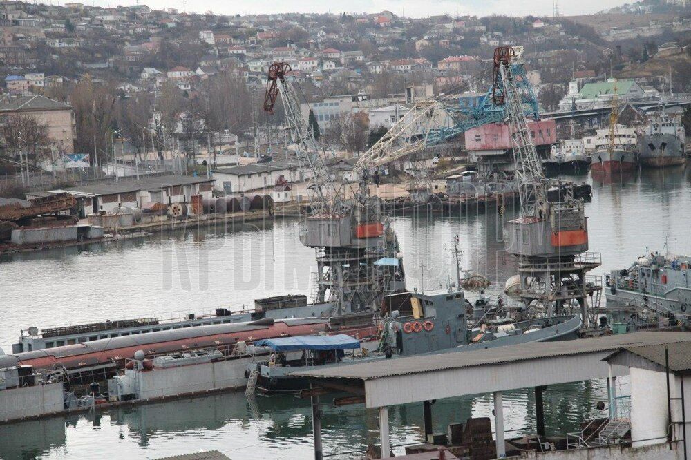 В Севастополе затонул плавучий док с российской подлодкой: уникальные кадры