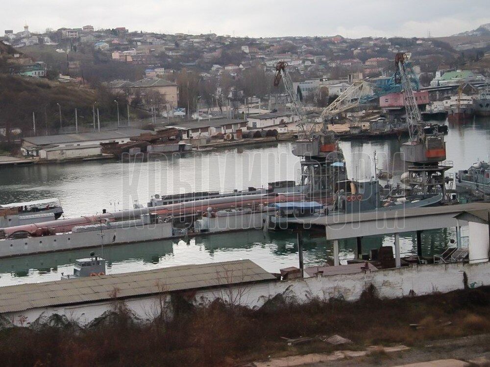 У Криму затонув плавучий док з підводним човном РФ: фото