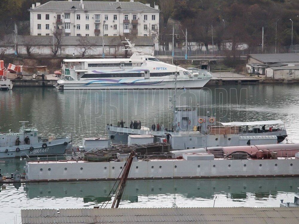 У Севастополі затонув плавучий док з російським підводним човном: унікальні кадри