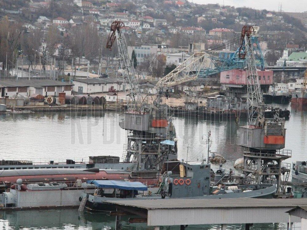 У Севастополі затонув плавучий док з російським підводним човном: унікальні кадри