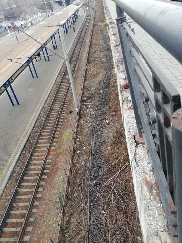 У Києві впала огорожа вздовж залізничних шляхів