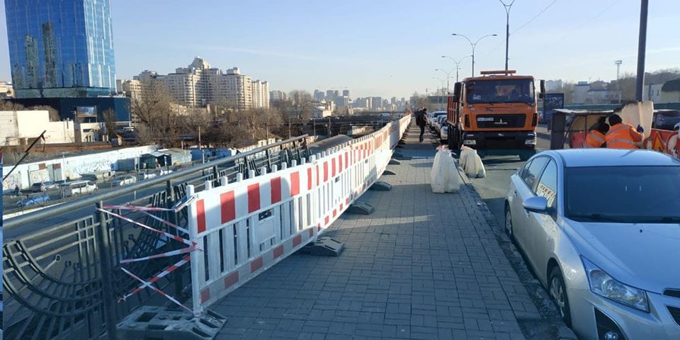 У Києві впала огорожа вздовж залізничних шляхів