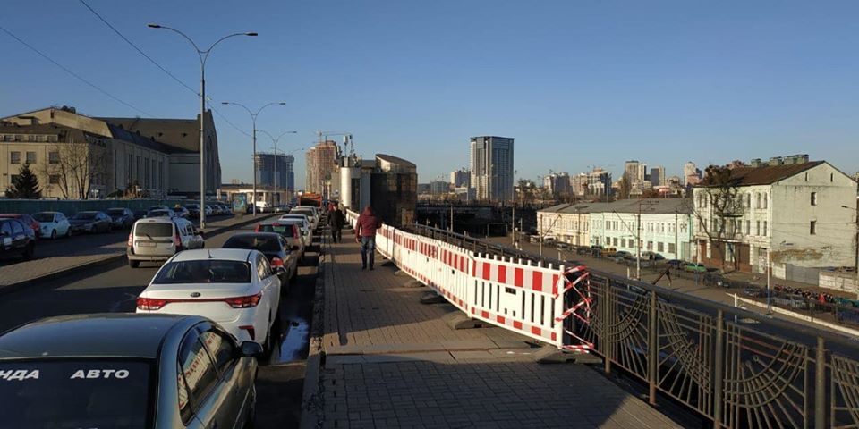 У Києві впала огорожа вздовж залізничних шляхів