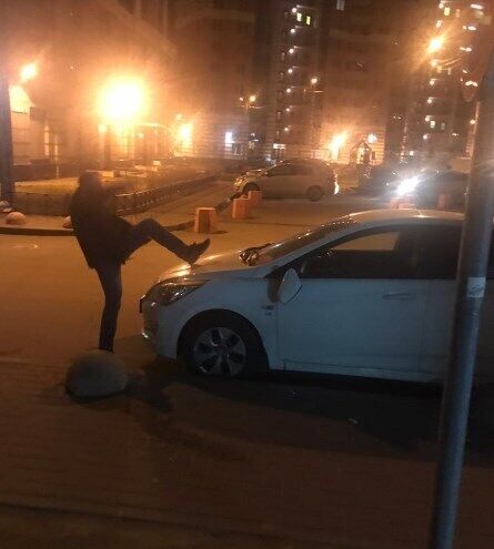 У Петербурзі бешкетник трощив авто на паркінгу