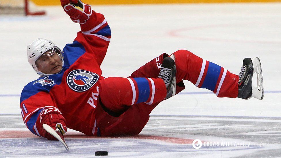 Путін грає у хокей