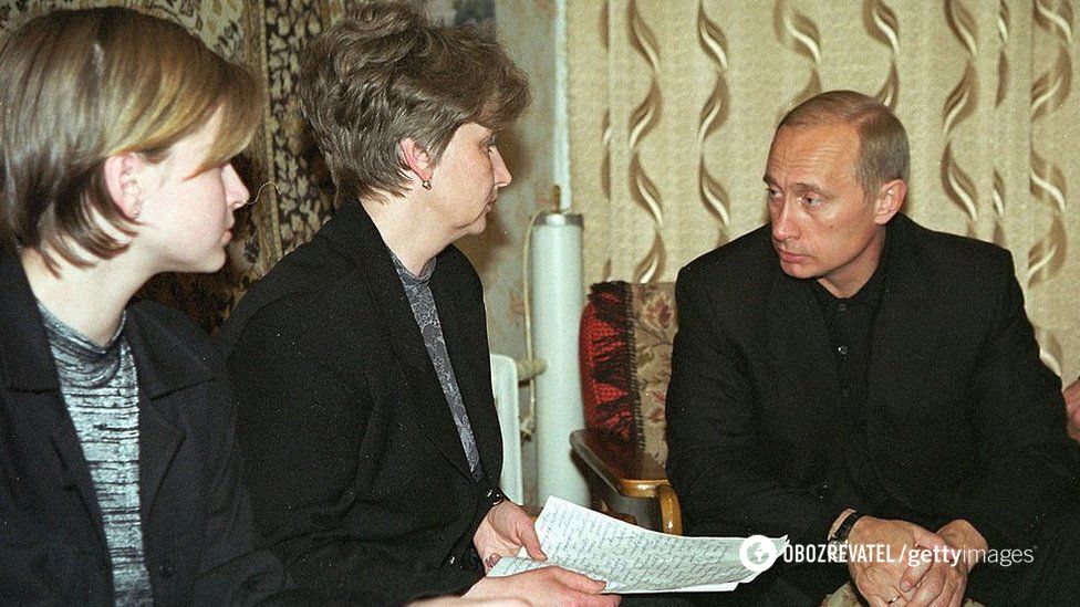 Путин и жены погибших моряков "Курска"