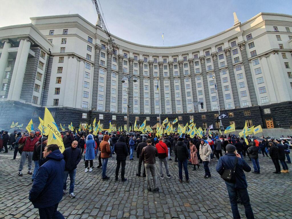 Євробляхери палять фаєри під Кабміном