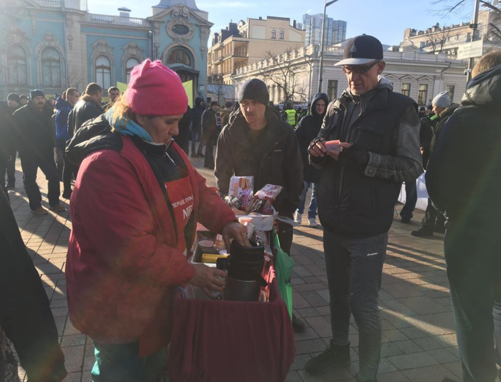 На акції протесту під Києвом зняли кмітливу жінку