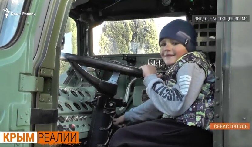 Дітей у Криму вчать війні