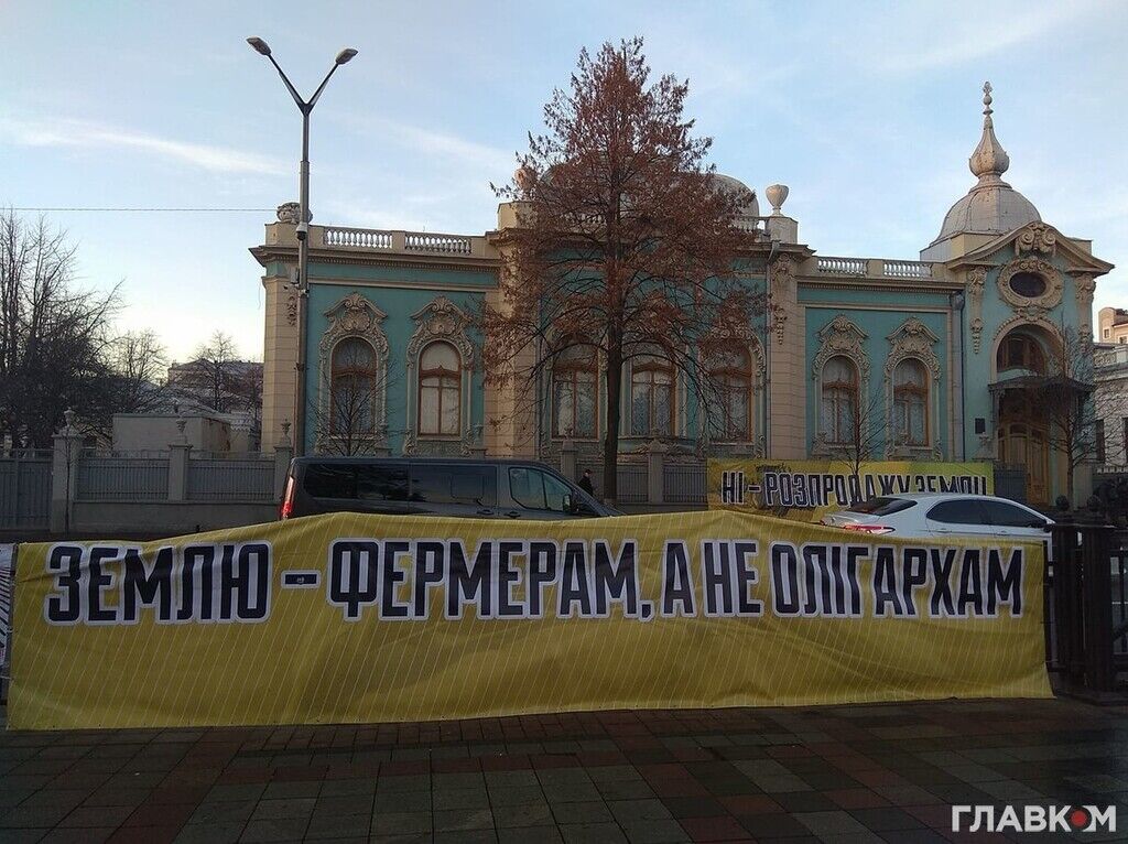 В урядовому кварталі тривають мітинги