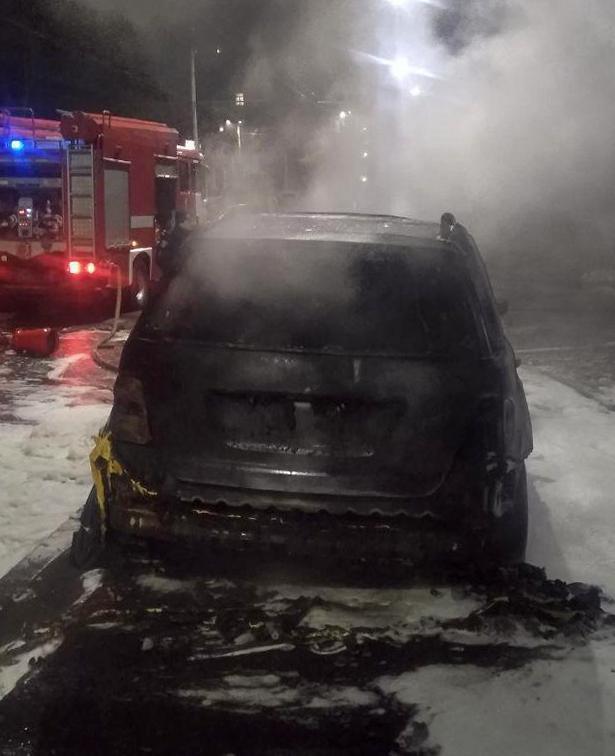 У центрі Дніпра підпалили Mercedes