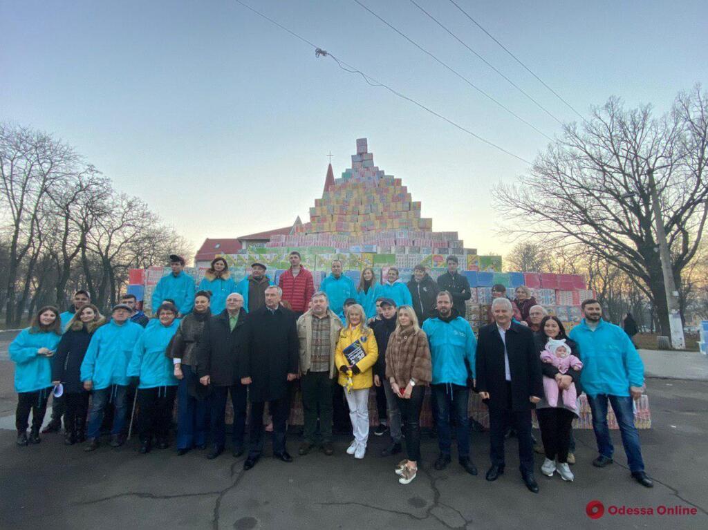 В Одесі спорудили гігантську піраміду з подарунків