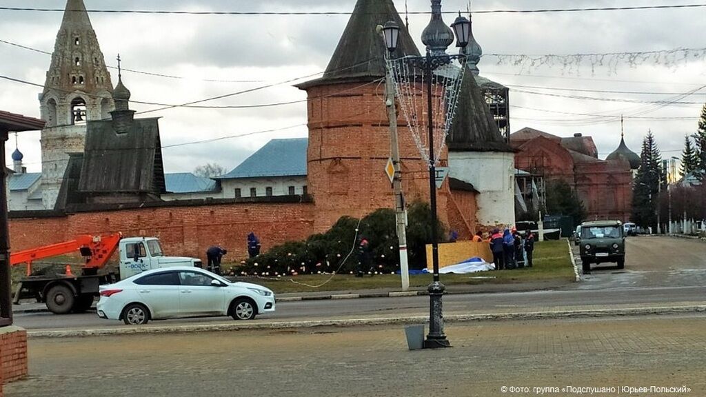 Сразу в четырех городах России рухнули городские новогодние елки: фото ЧП