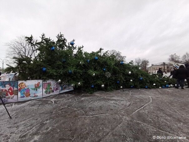 Одразу в чотирьох містах Росії впали міські новорічні ялинки: фото НП