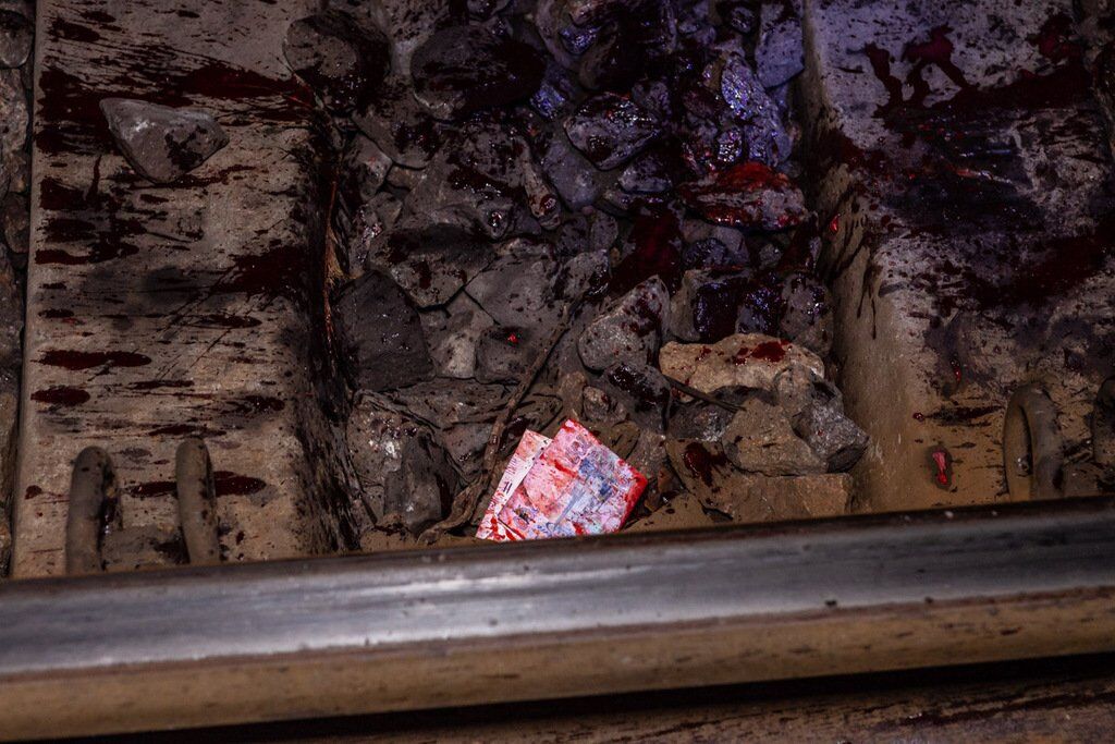 Разорвало на части: под Днепром мужчина погиб под колесами поезда. Фото и видео 18+