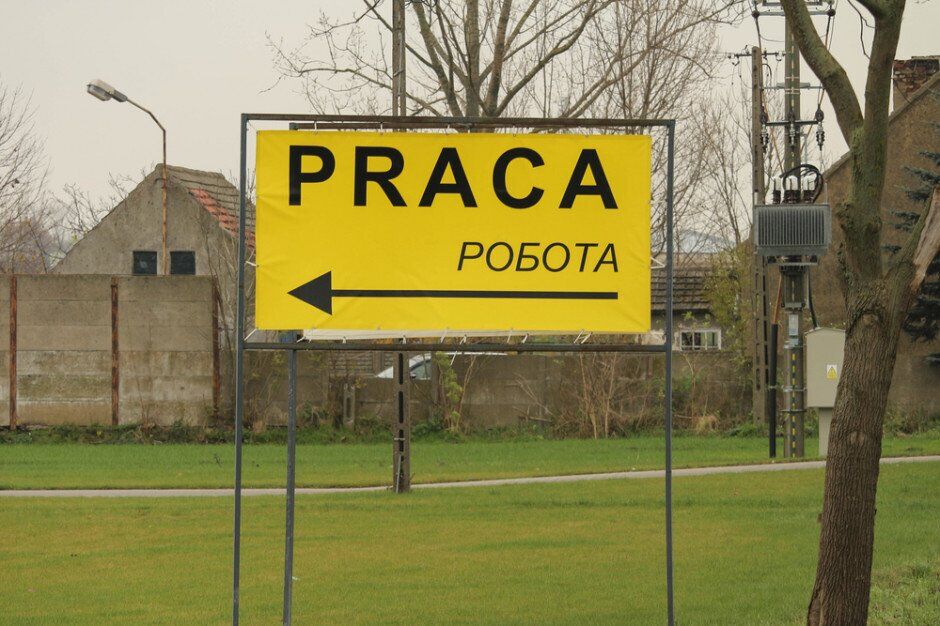 Працюючи 12 годин 6 днів на тиждень, українці в Польщі отримують по 30-40 тисяч гривень на місяць