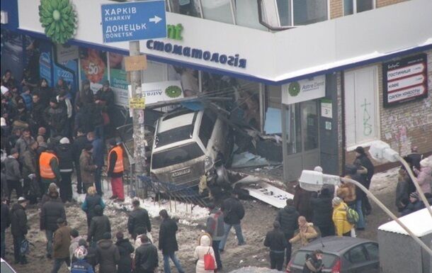 Аварія 9 січня 2016 року.

Позашляховик під керуванням 21-річного Толстошеєва на смерть збив 74-річну Надію Прилуцьку і травмував іще одного перехожого