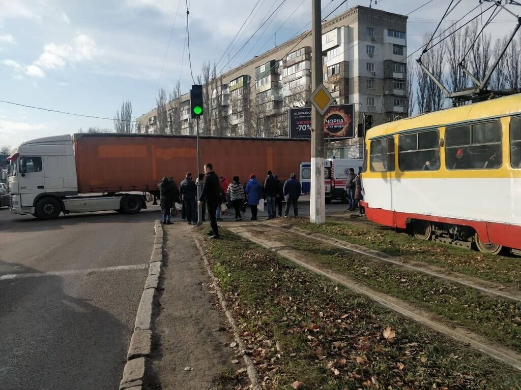 В Одессе грузовик наехал на пешеходов: есть погибший