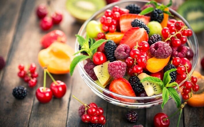 Употребление ягод и фруктов обеспечит заряд витаминов и энергии на весь день