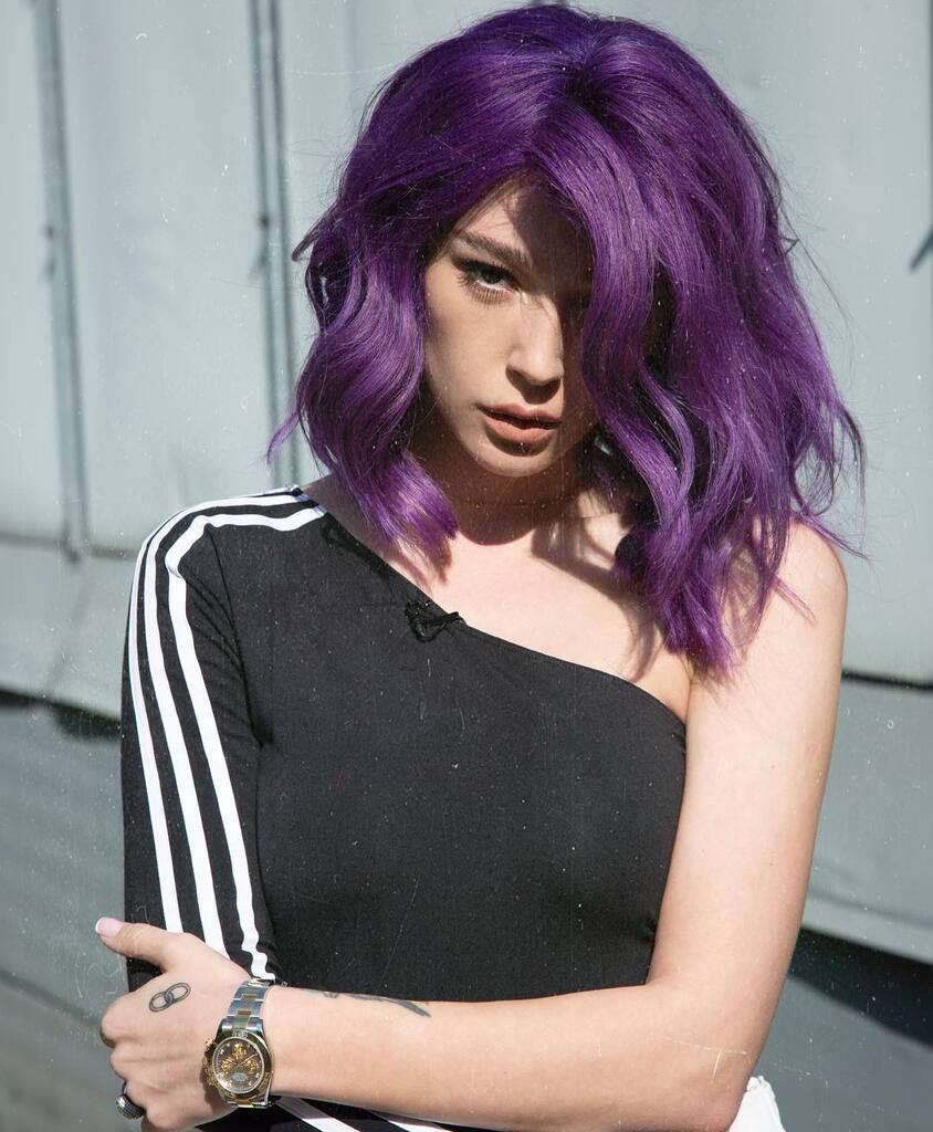 Івлєєва з фіолетовим волоссям