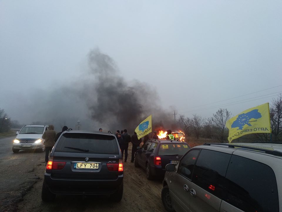 Под Одессой активисты устроили огненный протест