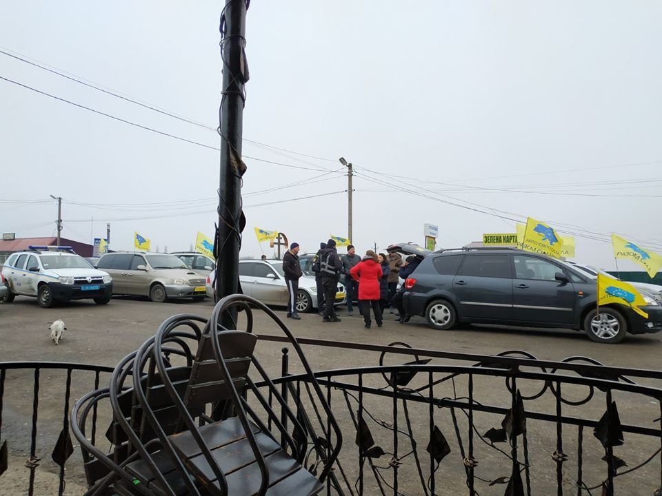 Под Одессой активисты устроили огненный протест