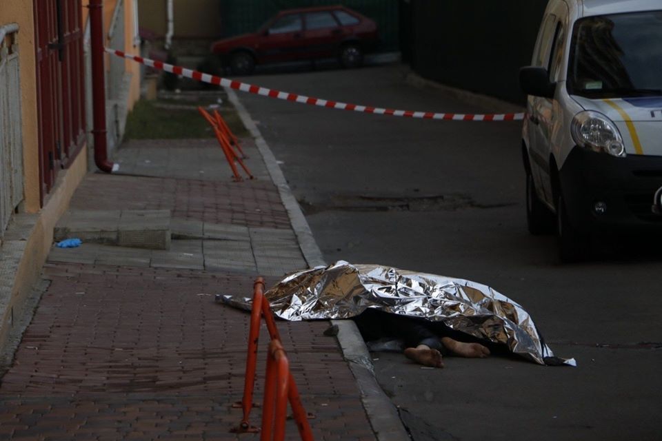 В Киеве девушка выпала из окна